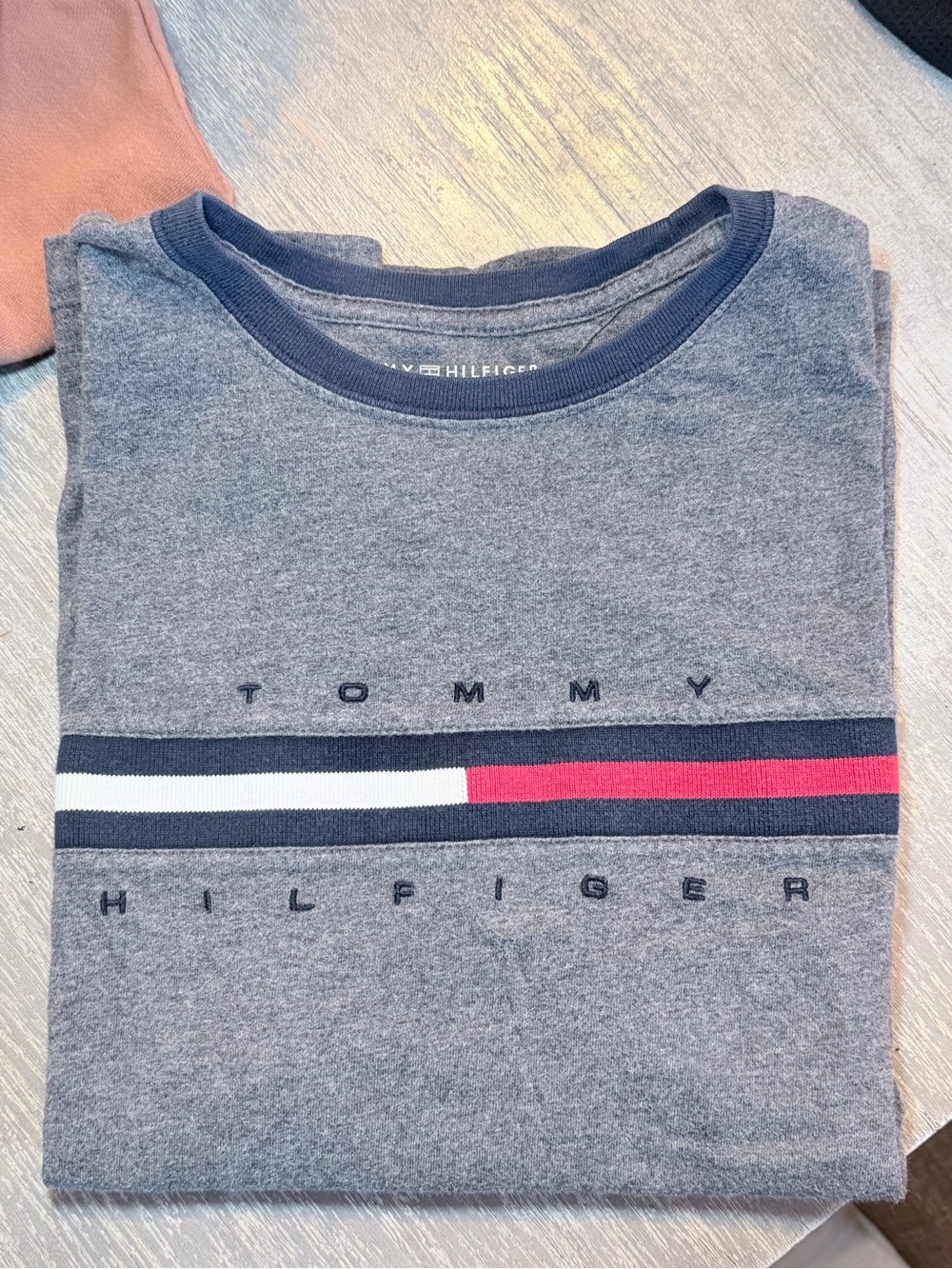 Tommy Hilfiger women's Gray Logo Tee with Red & White Stripe size small - Picture 4 of 5